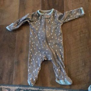 Zip up sleep and play